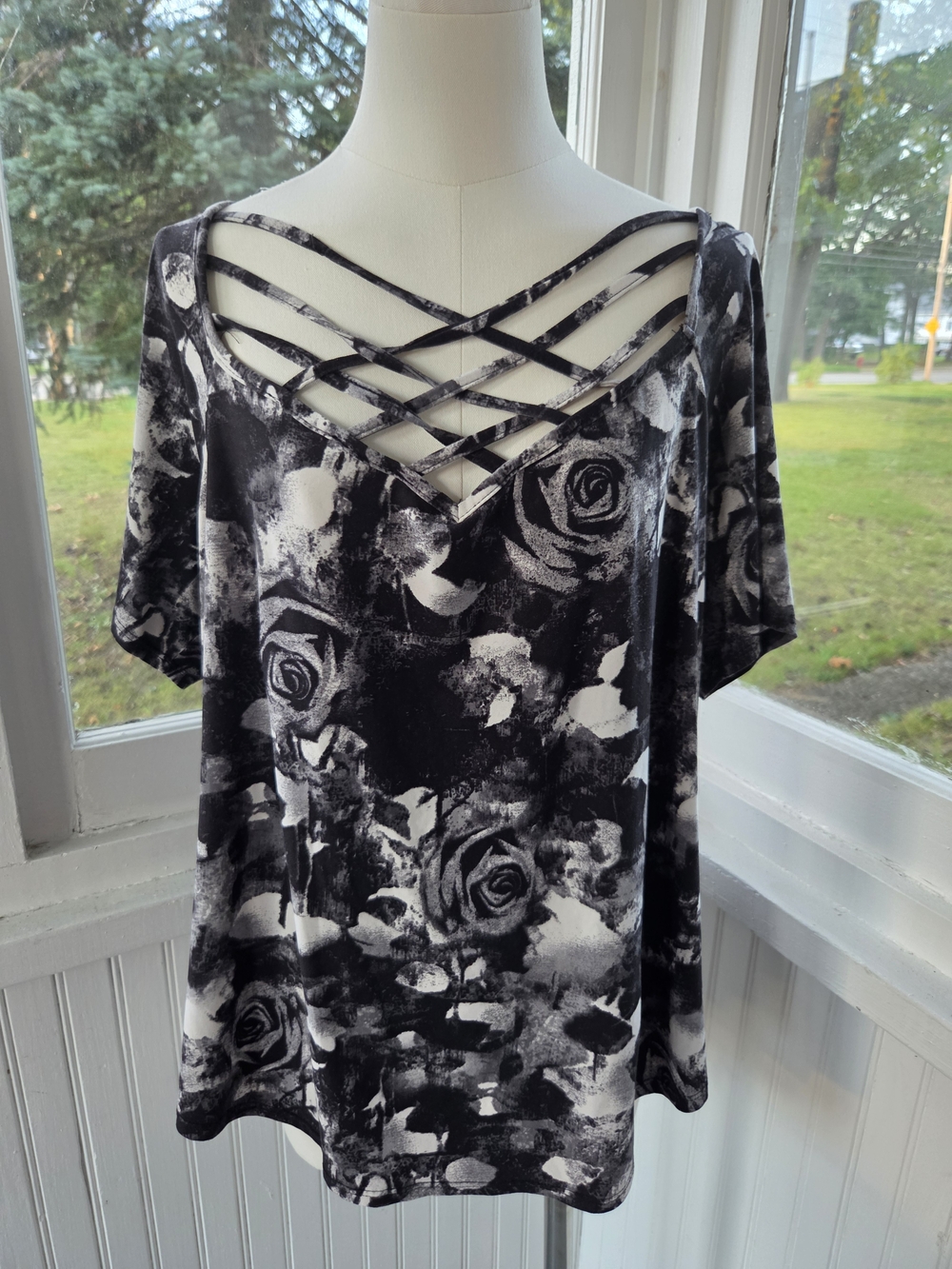 eye candy Black & White Rose-Print Strappy V-Neck Top